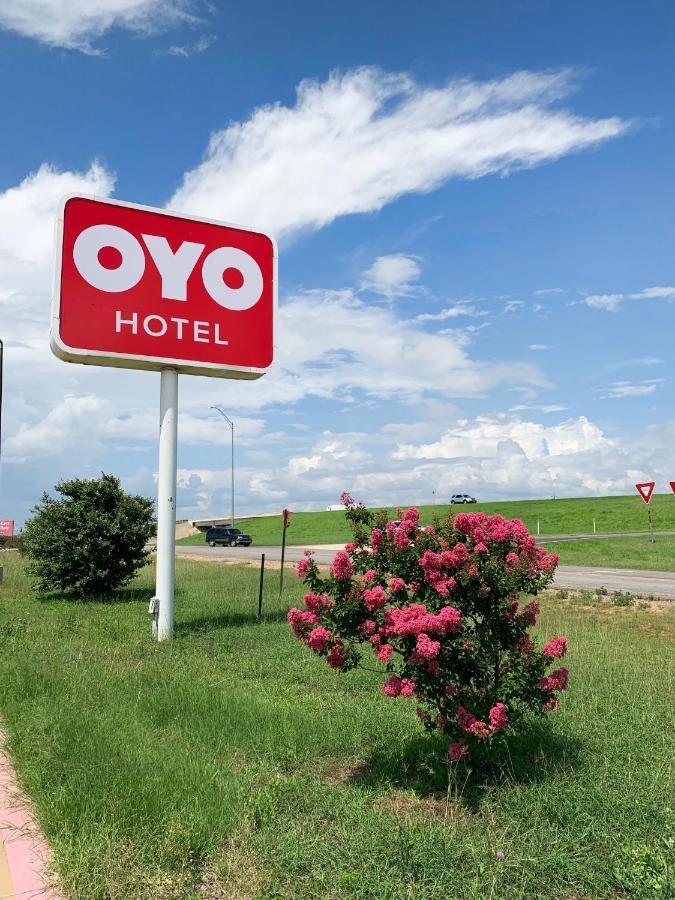 Oyo Hotel Pearsall I-35 West Kültér fotó