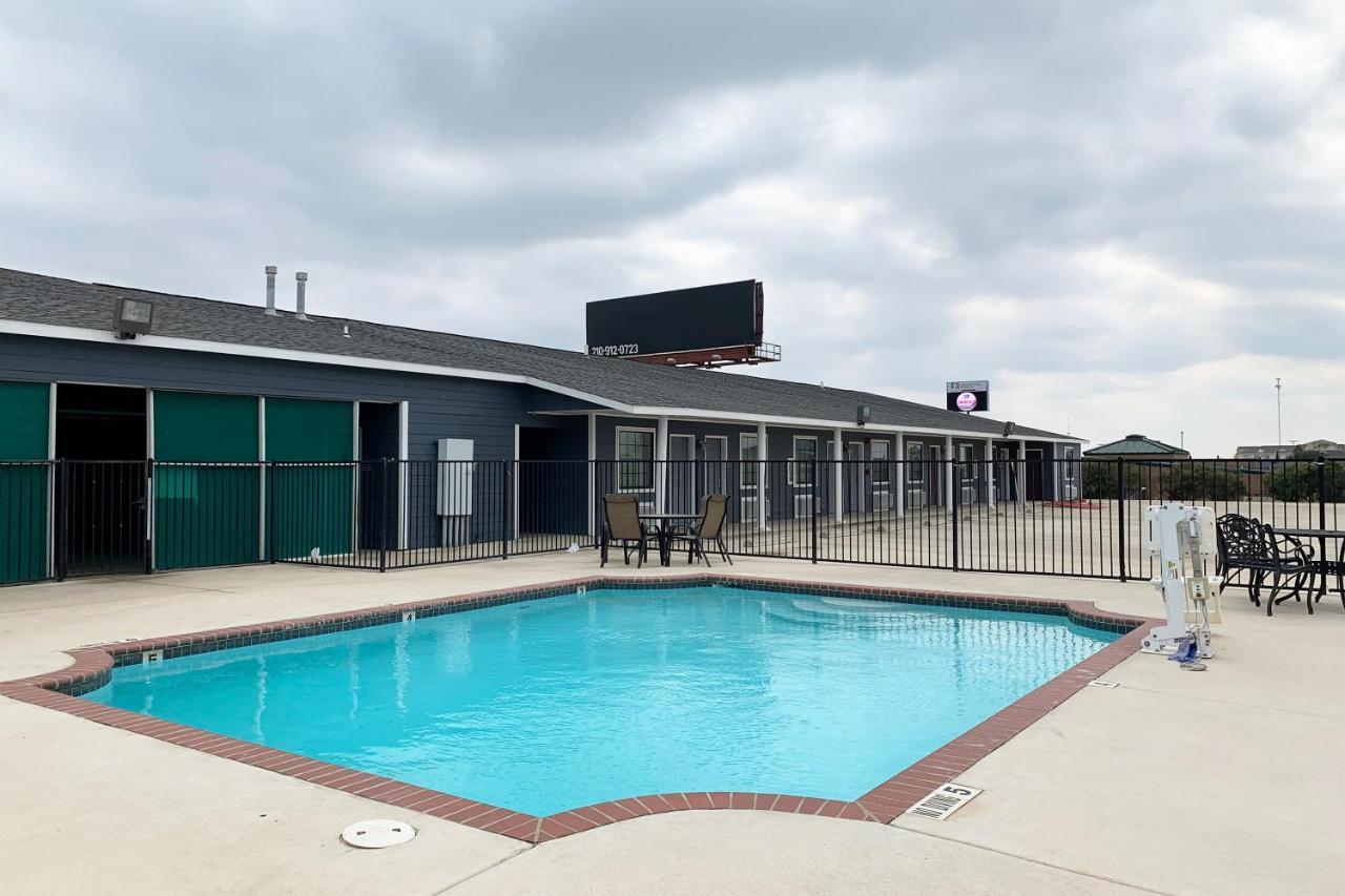 Oyo Hotel Pearsall I-35 West Kültér fotó