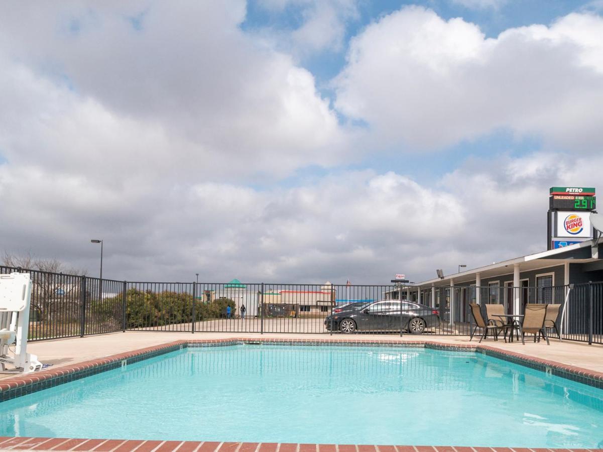 Oyo Hotel Pearsall I-35 West Kültér fotó