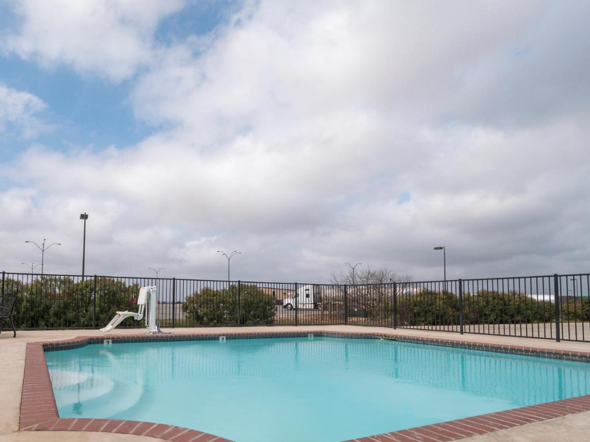 Oyo Hotel Pearsall I-35 West Kültér fotó