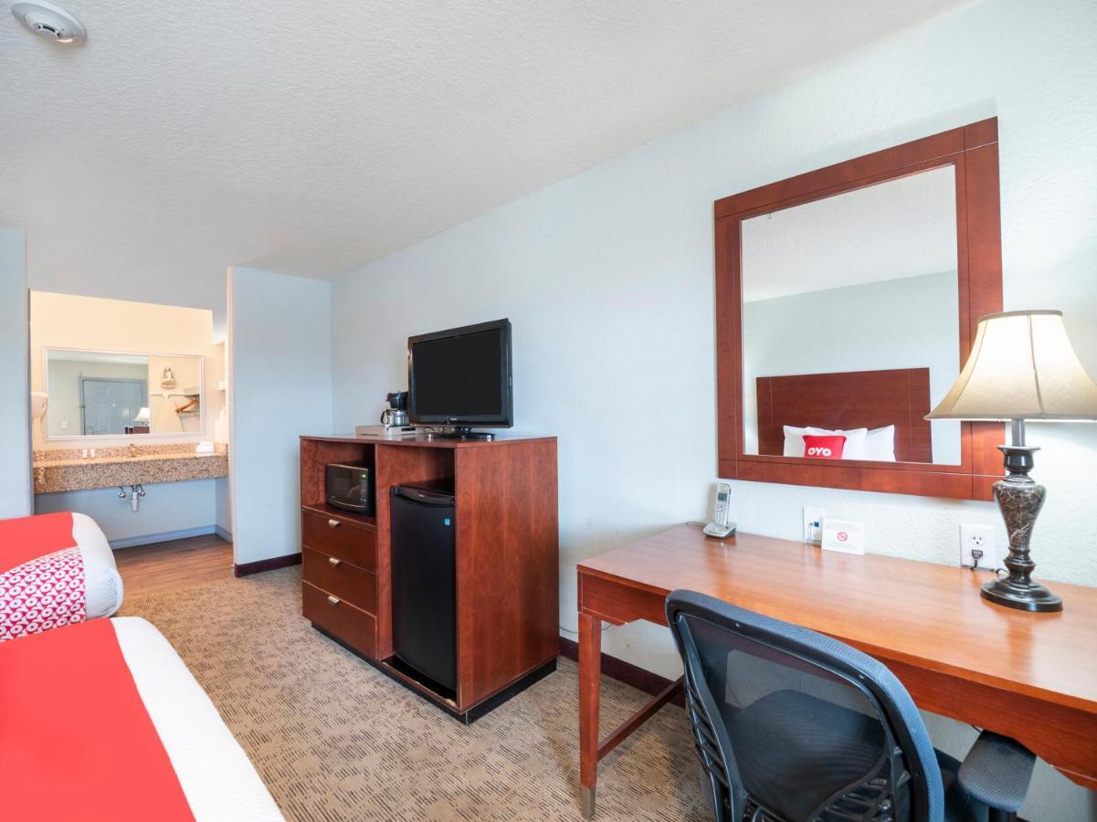 Oyo Hotel Pearsall I-35 West Kültér fotó