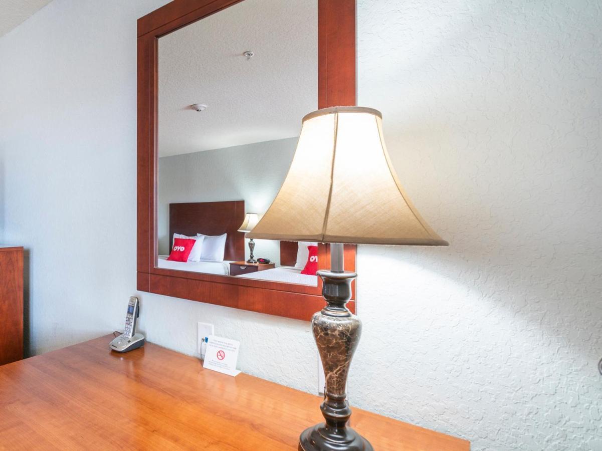 Oyo Hotel Pearsall I-35 West Kültér fotó